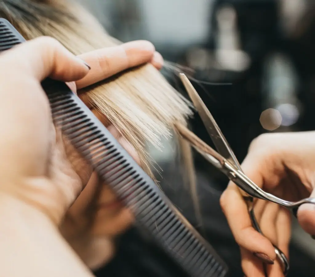 Cursos Profissionalizantes Presencial ou On-line na Faculdade Eleven - Curso de Corte de Cabelo Unissex