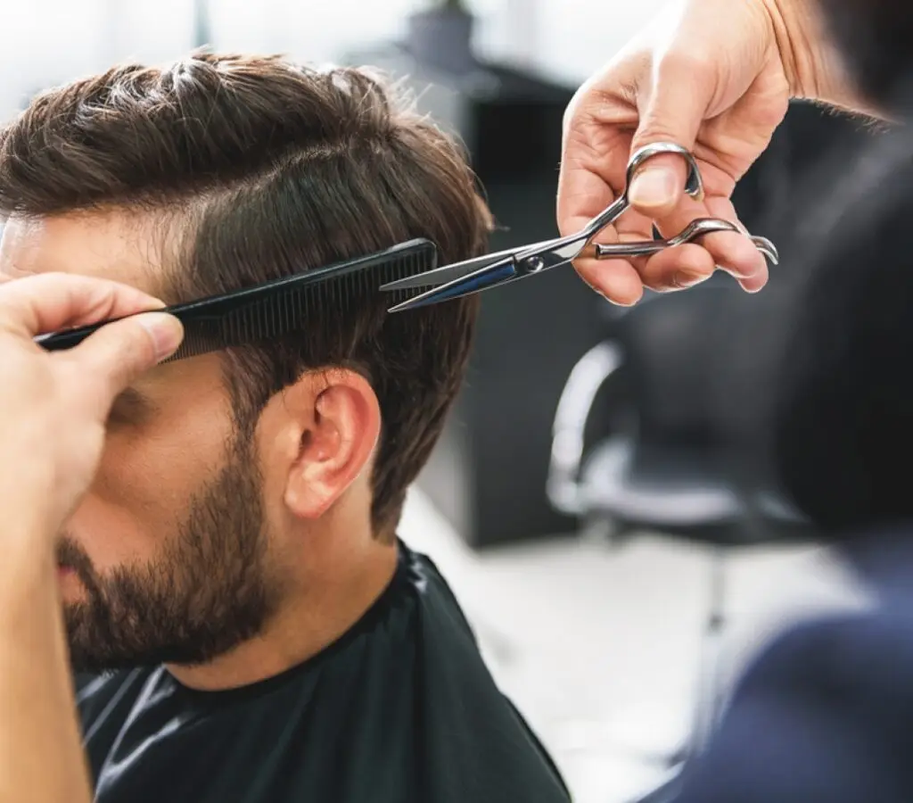 Cursos Profissionalizantes Presencial ou On-line na Faculdade Eleven - Curso de Corte Masculino