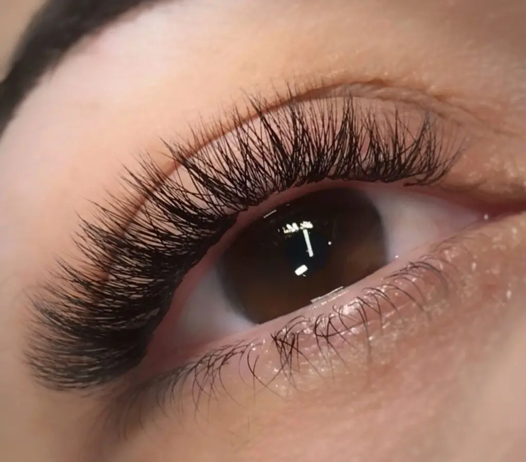 Cursos Profissionalizantes Presencial ou On-line na Faculdade Eleven - Curso de Extensão de Cílios - Lash Designer