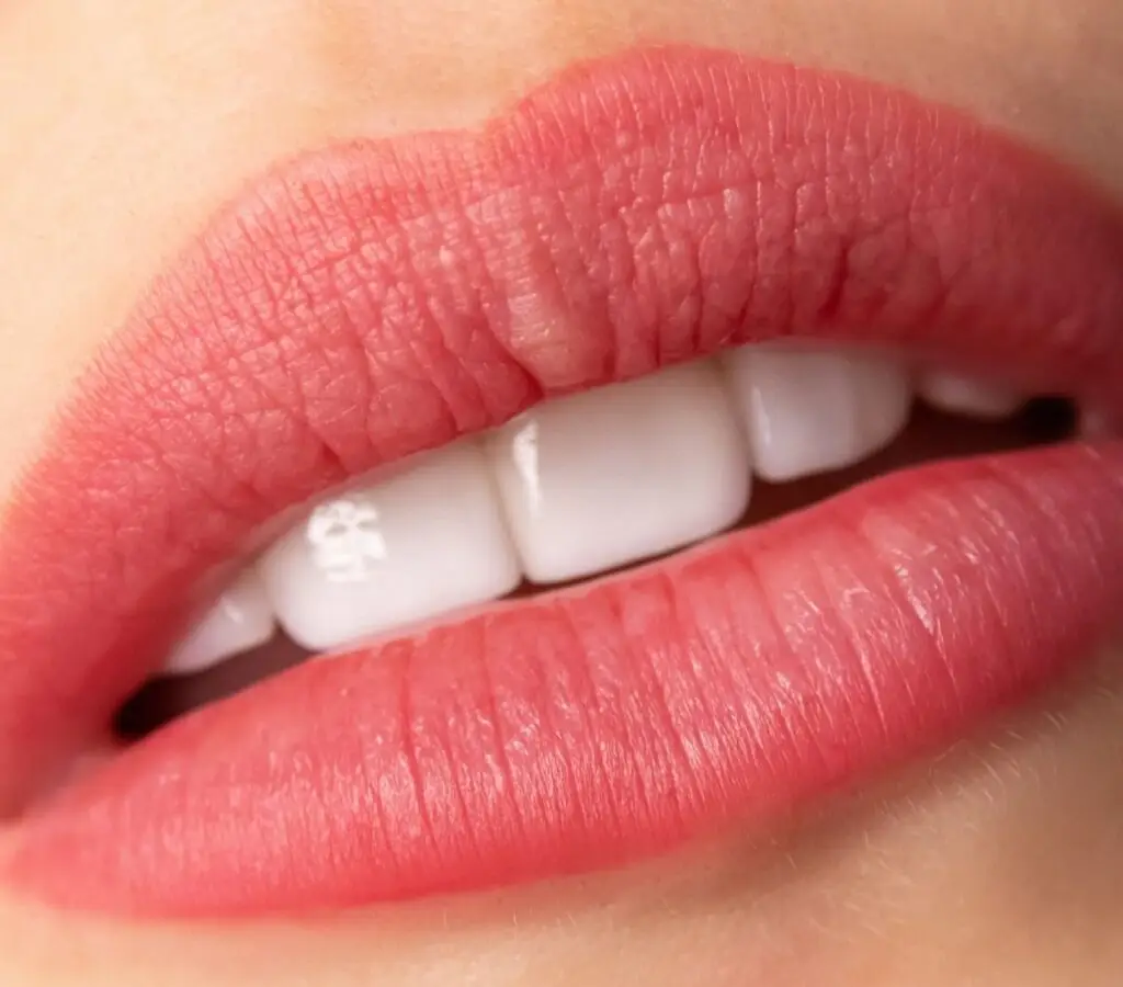 Cursos Profissionalizantes Presencial ou On-line na Faculdade Eleven - Curso de Micropigmentação Labial - Full Lips