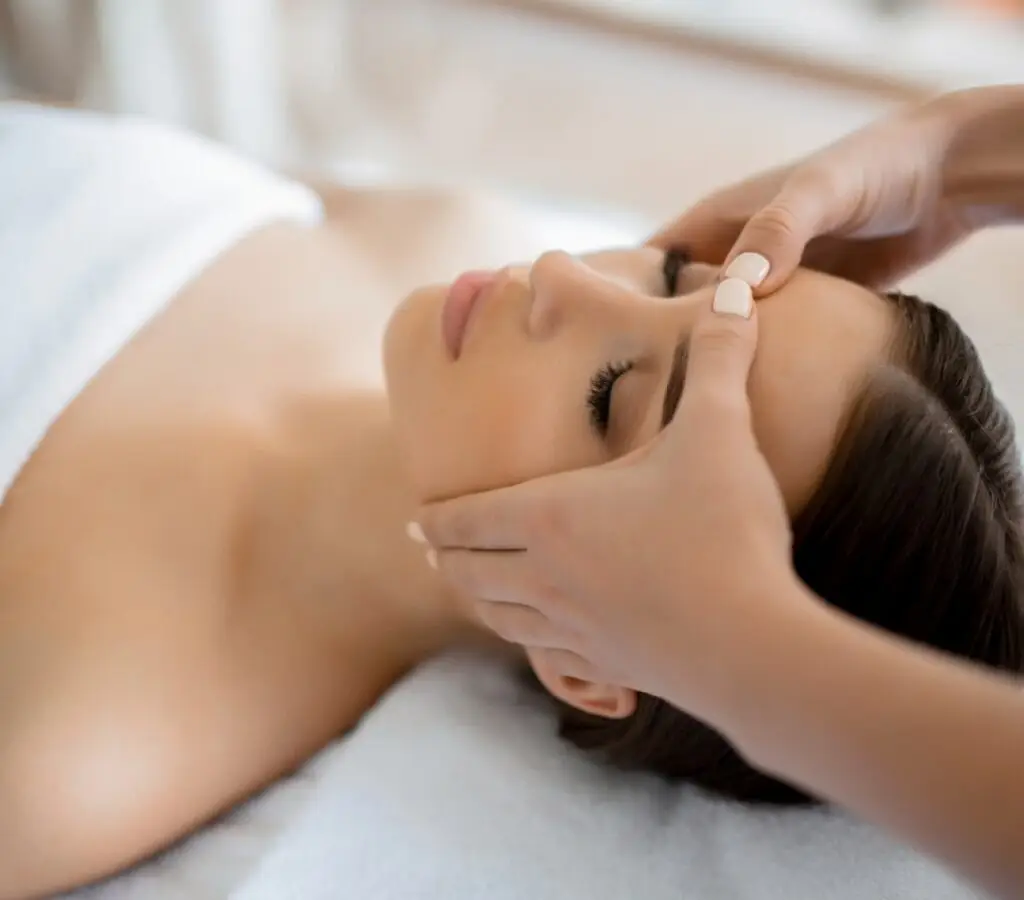 Cursos Profissionalizantes Presencial ou On-line na Faculdade Eleven - Curso de Estética Facial e Corporal