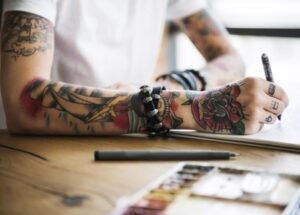 Cursos Profissionalizantes Presencial ou On-line na Faculdade Eleven - Curso de Tatuagem