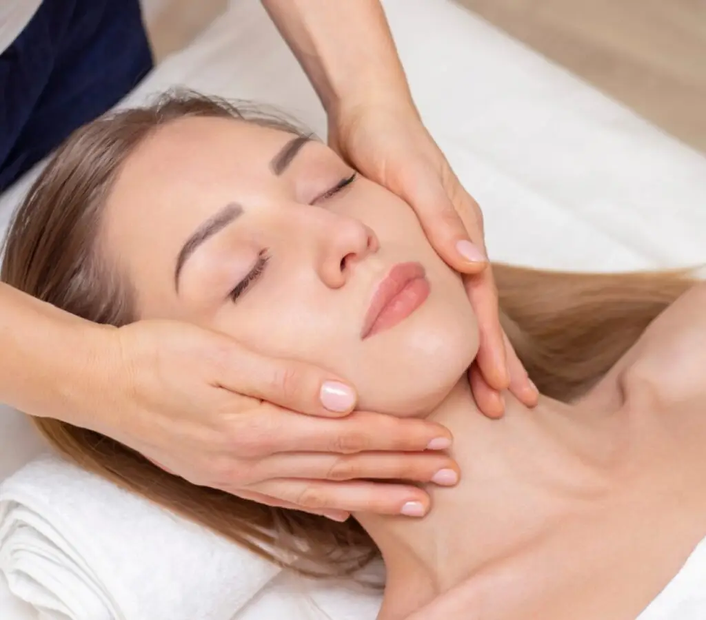 Cursos Profissionalizantes Presencial ou On-line na Faculdade Eleven - Curso de Massagens Faciais
