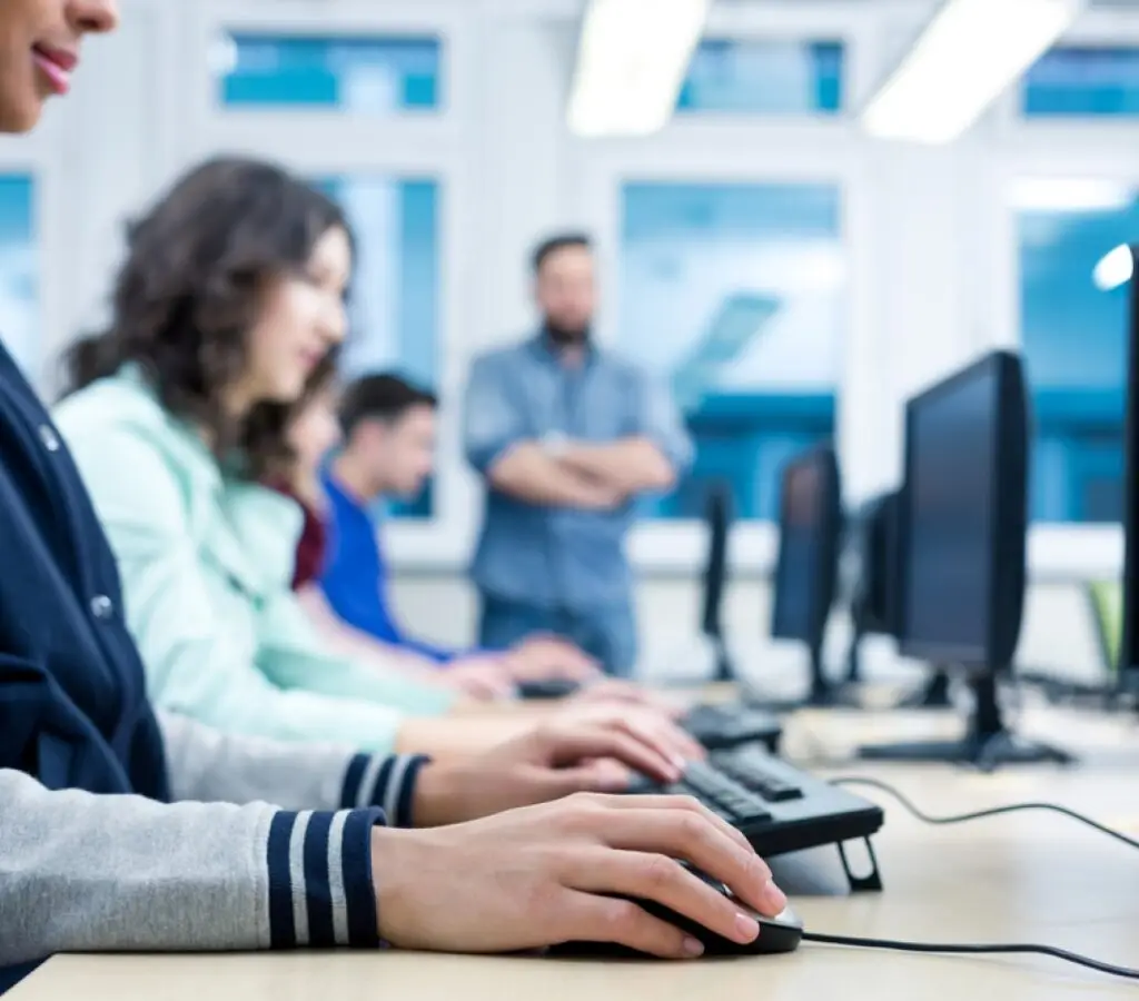 Cursos Profissionalizantes Presencial ou On-line na Faculdade Eleven - Curso de Informática
