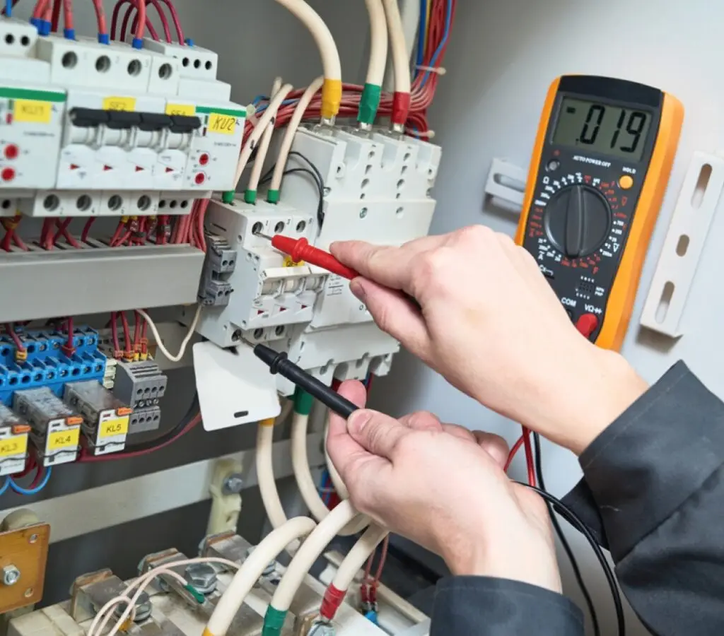 Cursos Profissionalizantes Presencial ou On-line na Faculdade Eleven - Curso de Eletricista- Residencial, Predial e Industrial com NR10