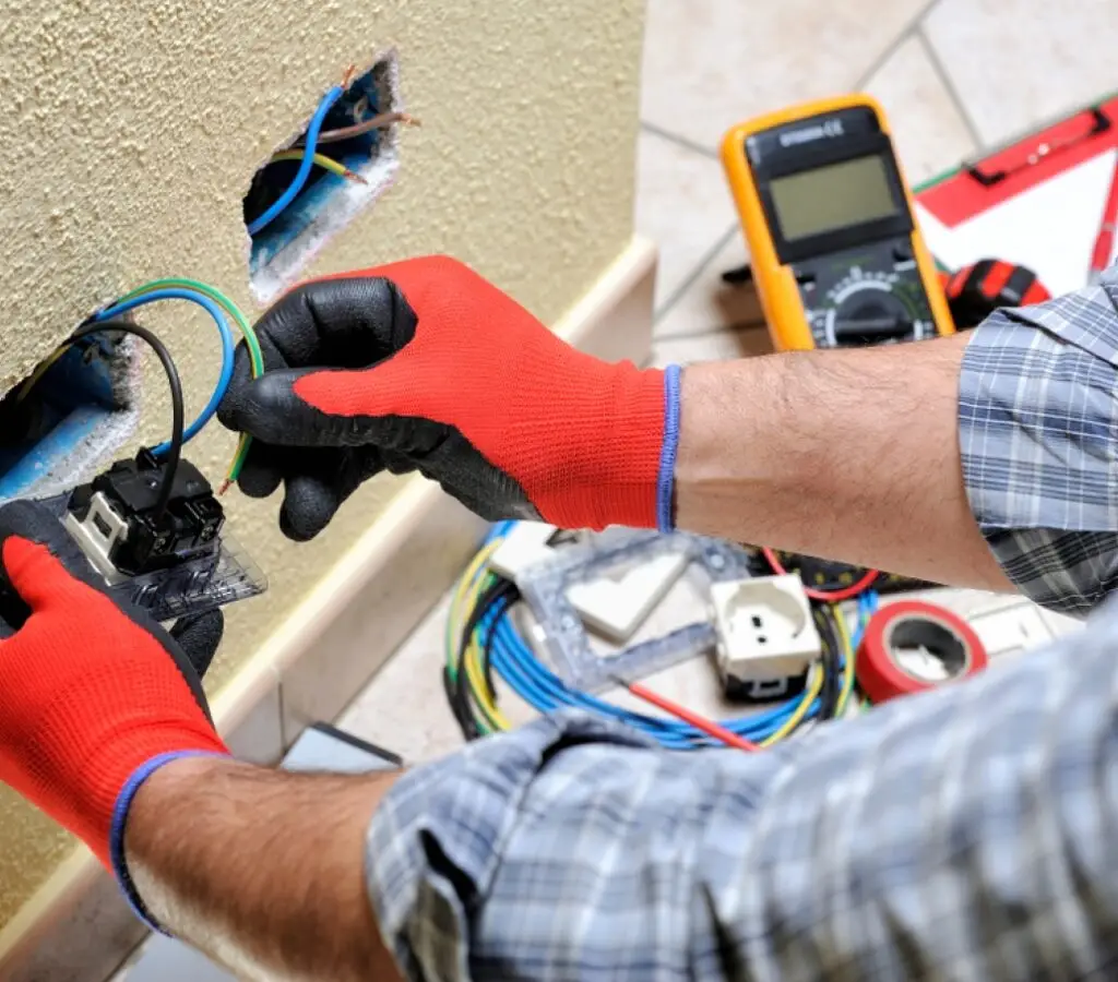 Cursos Profissionalizantes Presencial ou On-line na Faculdade Eleven - Curso de Eletricista- Residencial, Predial e Industrial com NR10
