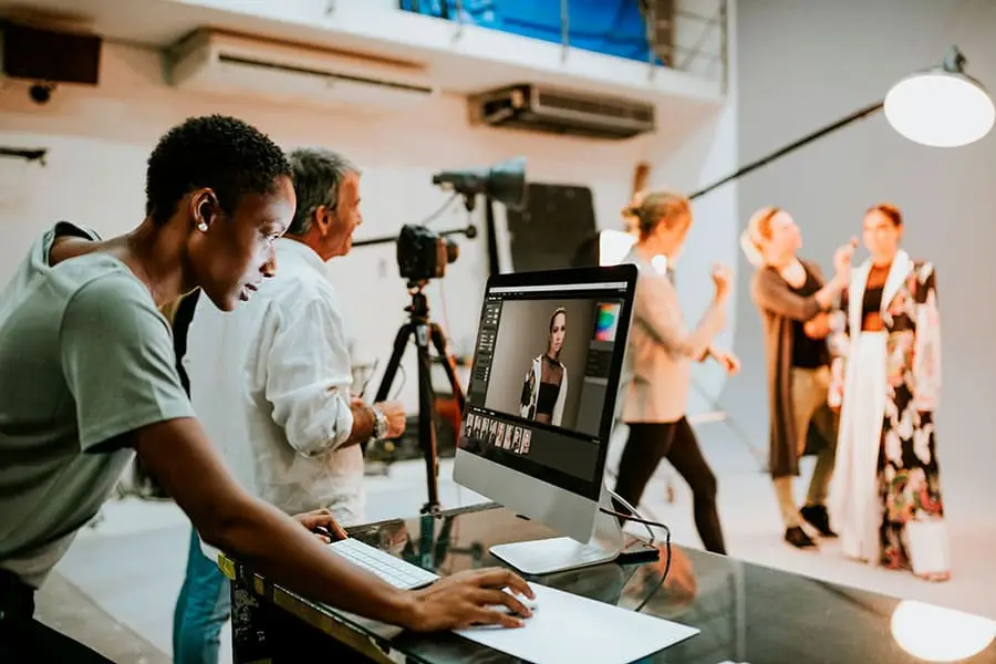 Curso de Design e Produção de Moda – formação criativa e prática em estilismo, modelagem e produção de coleções.