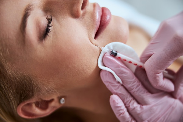 Procedimento estético com aplicação de injetáveis realizado por profissional especializado em estética avançada
