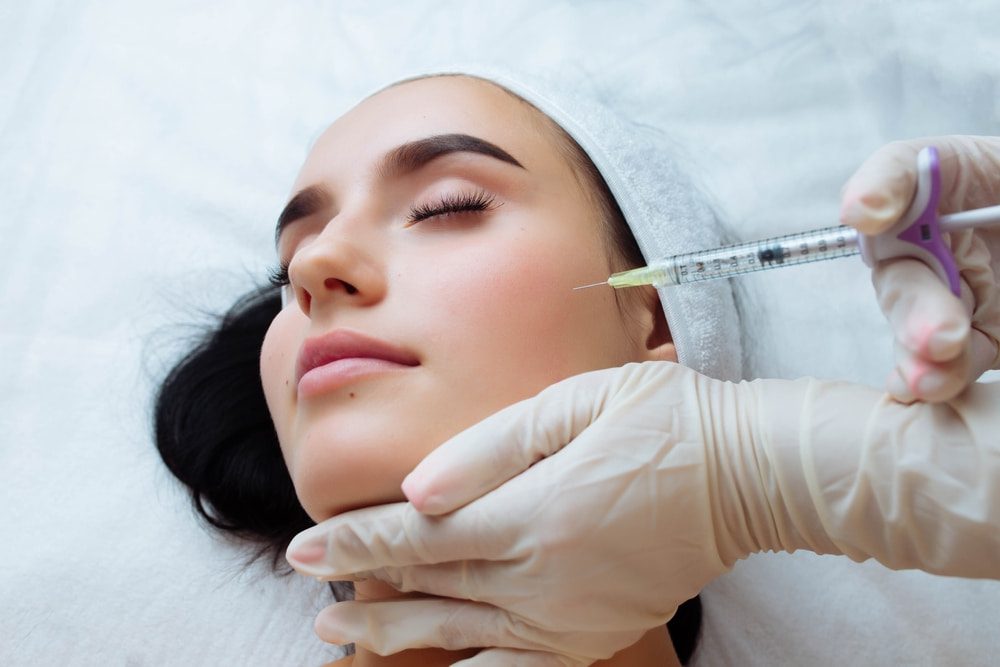 Procedimento de harmonização facial sendo realizado por profissional especializado em estética avançada