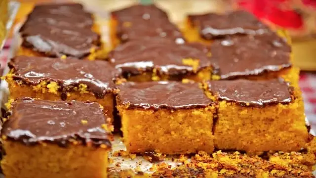 Bolo de cenoura fofinho com cobertura de chocolate