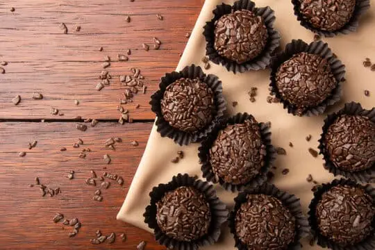 Brigadeiros gourmet decorados em forminhas
