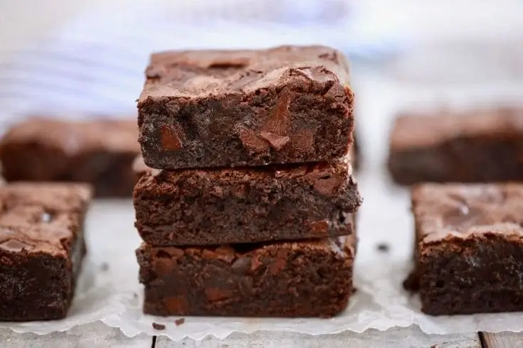 Brownie na air fryer cortado em pedaços