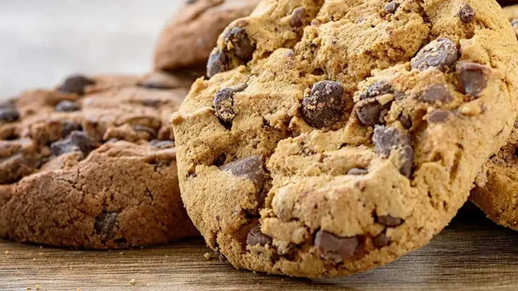 Cookie americano com gotas de chocolate