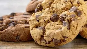 Cookie americano com gotas de chocolate
