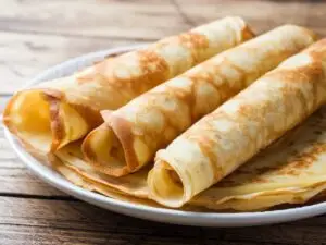 Panquecas recheadas com molho de tomate