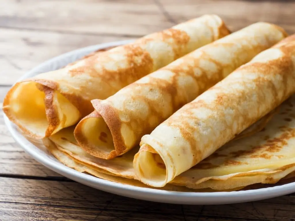 Panquecas recheadas com molho de tomate