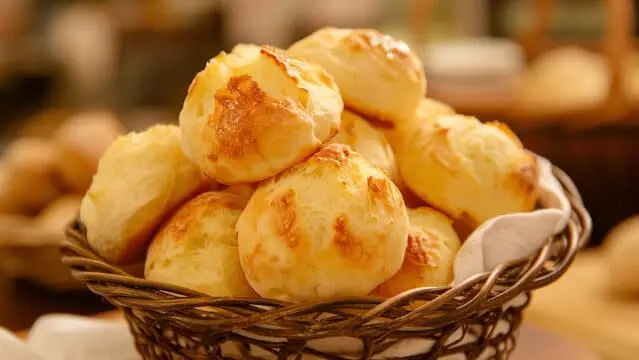 Pão de queijo caseiro fofinho recém assado