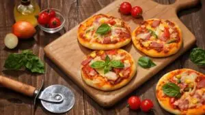 Pizza na air fryer com queijo derretido