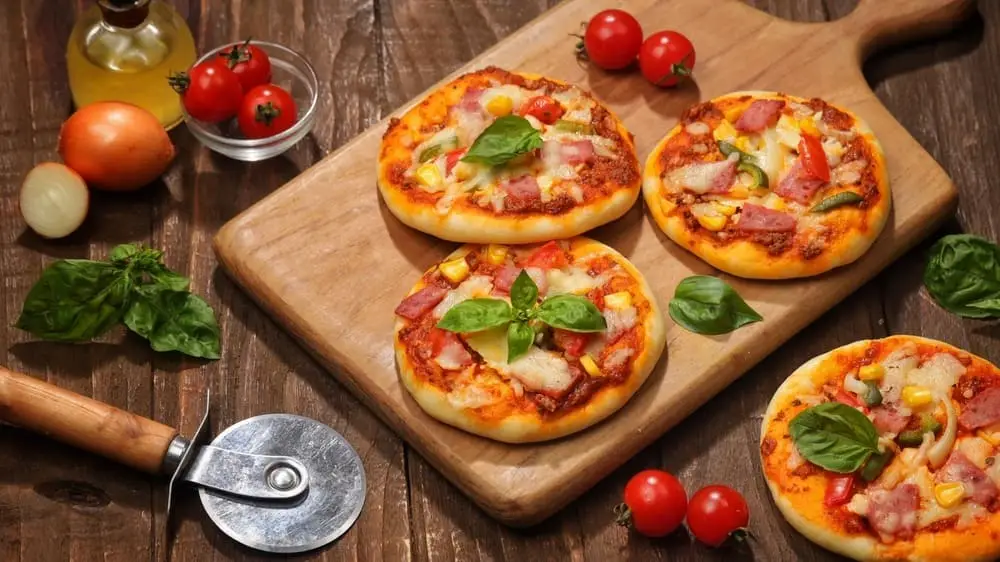 Pizza na air fryer com queijo derretido